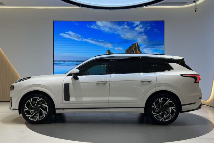 Used Lynk & Co 09 2021 2.0T Halo Six-Seater Exterior 6