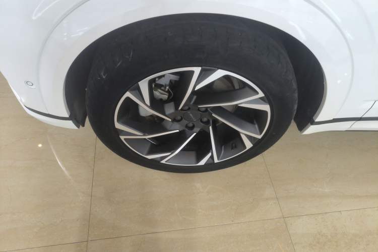 Used Lynk & Co 09 2021 2.0T Halo Six-Seater Exterior 7