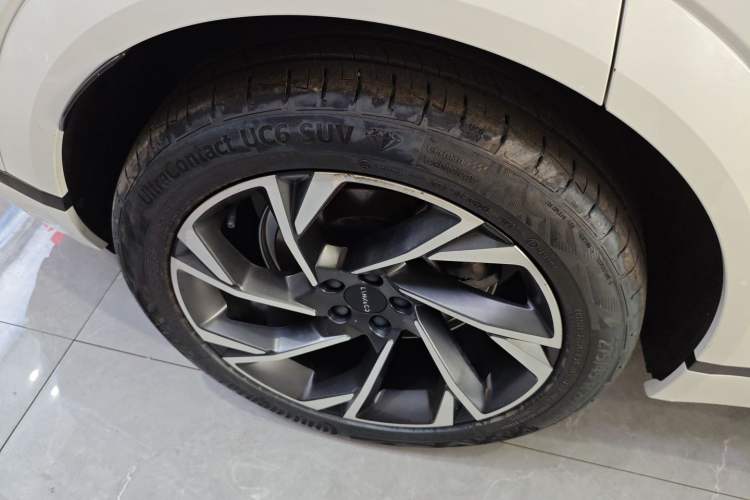 Used Lynk & Co 09 2021 2.0T Halo Six-Seater Exterior 8