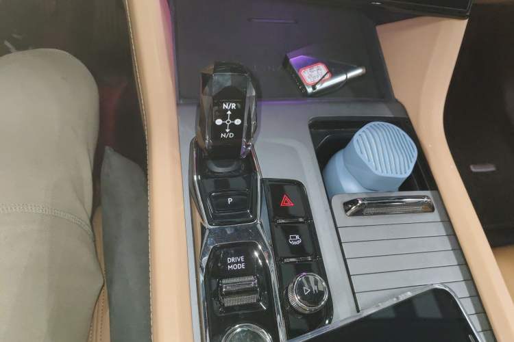 Used Lynk & Co 09 2021 2.0T Halo Six-Seater Gear Lever