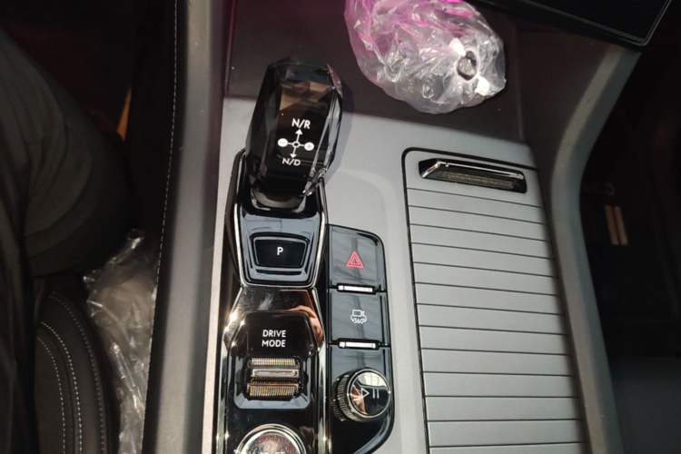 Used Lynk & Co 09 2021 2.0T Halo Six-Seater Gear Lever