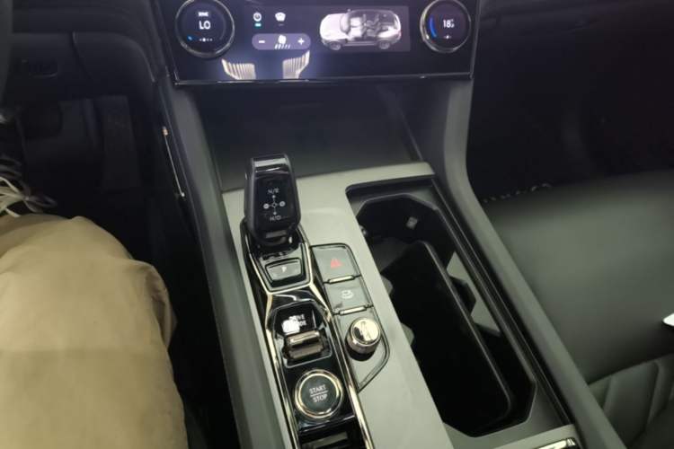 Used Lynk & Co 09 2021 2.0T Ultra Six-Seater Gear Lever