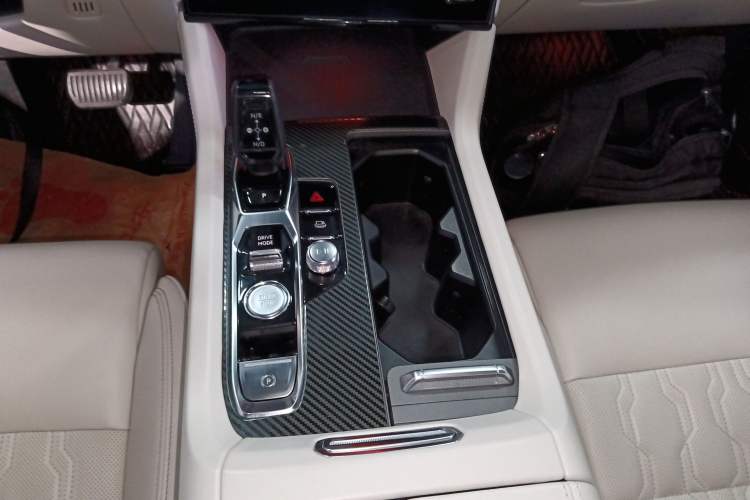 Used Lynk & Co 09 2021 2.0T Ultra Six-Seater Gear Lever