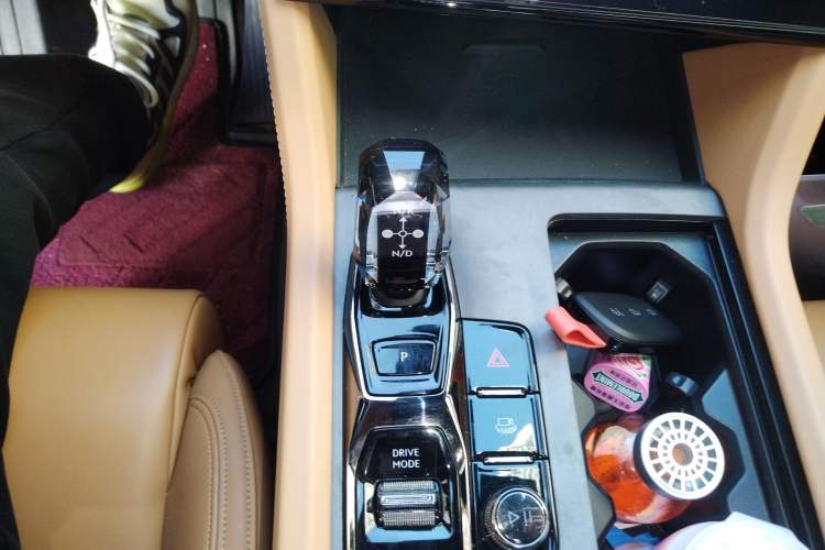 Used Lynk & Co 09 2021 2.0T Ultra Six-Seater Gear Lever