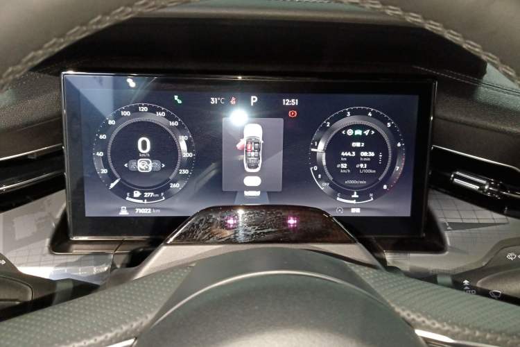 Used Lynk & Co 09 2021 2.0T Ultra Six-Seater Instrument Cluster