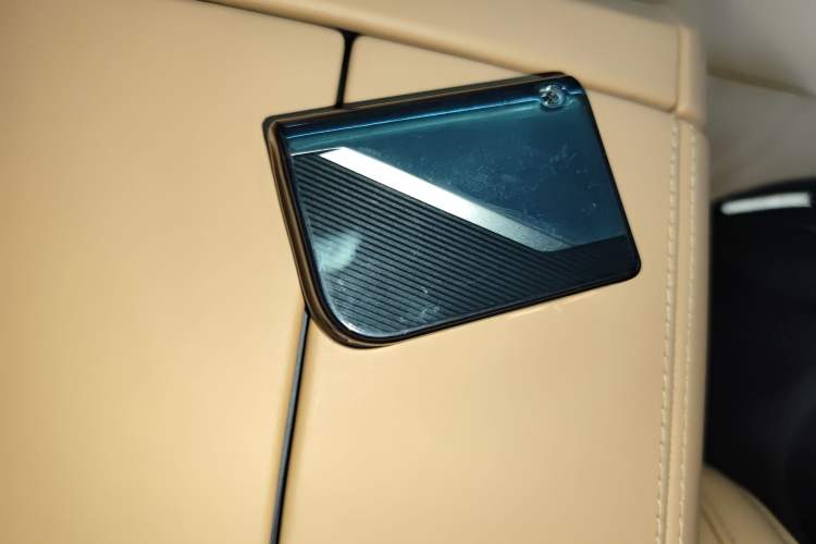 Used Lynk & Co 09 2021 2.0T Halo Six-Seater Interior 1