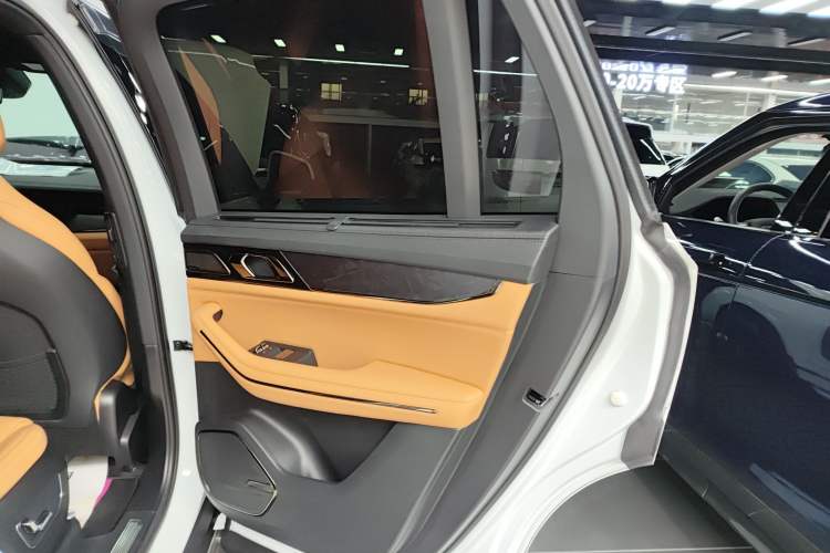 Used Lynk & Co 09 2021 2.0T Halo Six-Seater Interior 3