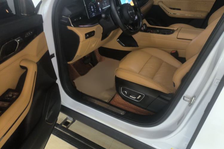 Used Lynk & Co 09 2021 2.0T Halo Six-Seater Interior 3