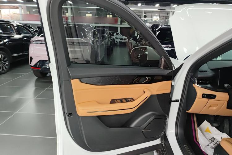 Used Lynk & Co 09 2021 2.0T Halo Six-Seater Interior 4