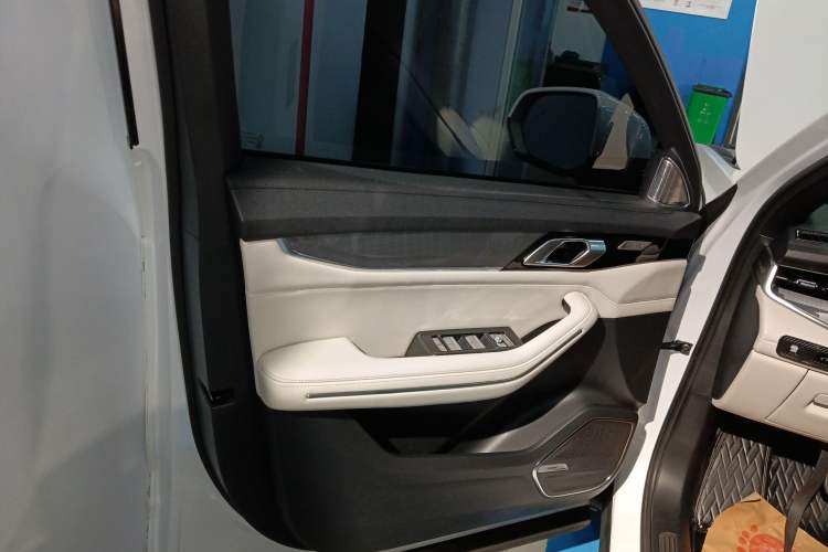 Used Lynk & Co 09 2021 2.0T Ultra Six-Seater Interior 7