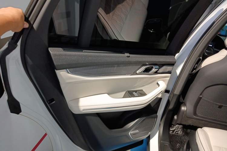 Used Lynk & Co 09 2021 2.0T Ultra Six-Seater Interior 8