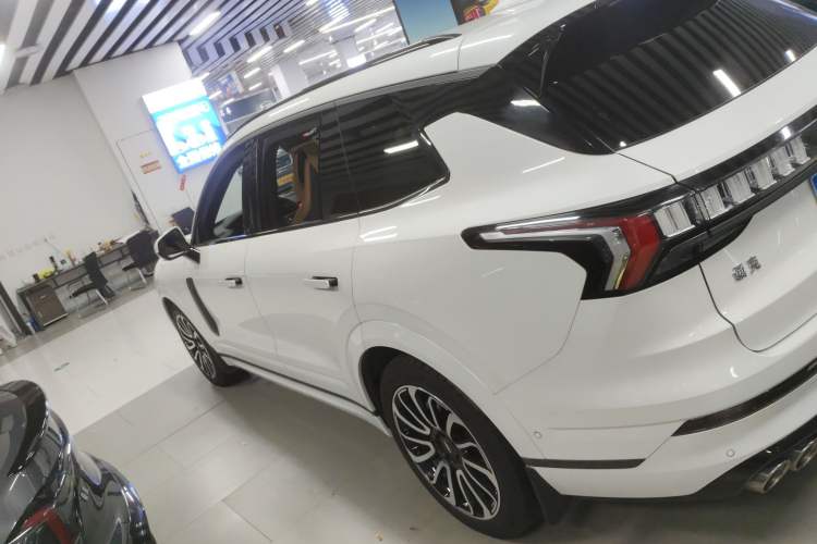 Used Lynk & Co 09 2021 2.0T Halo Six-Seater Left Side