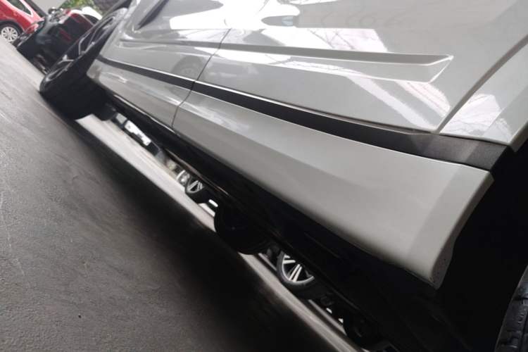 Used Lynk & Co 09 2021 2.0T Halo Six-Seater Left Side Sill