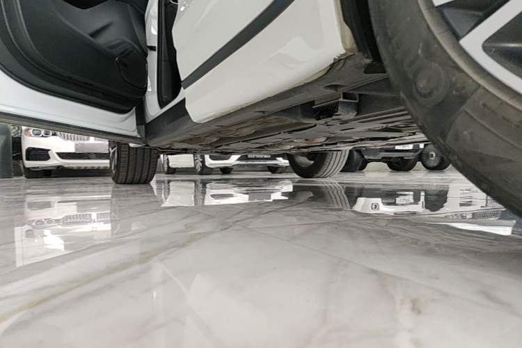 Used Lynk & Co 09 2021 2.0T Halo Six-Seater Left Side Sill