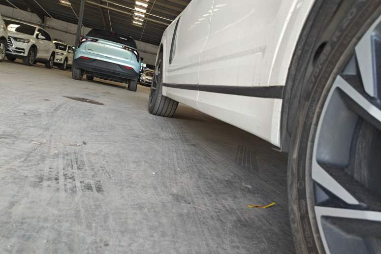 Used Lynk & Co 09 2021 2.0T Halo Six-Seater Left Side Sill