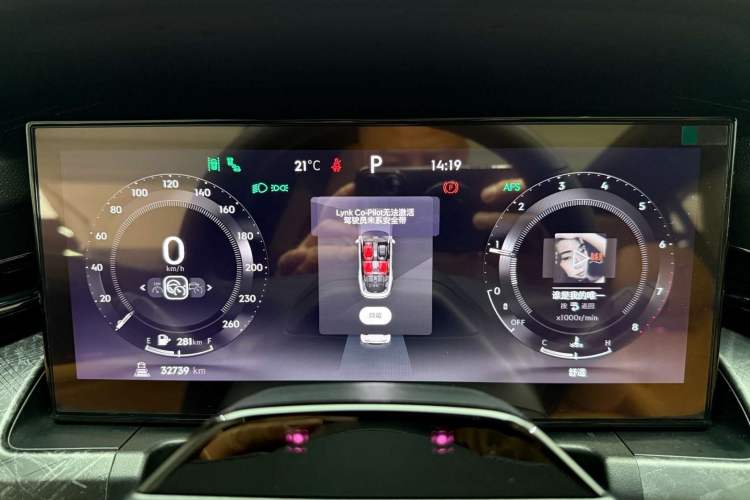 Used Lynk & Co 09 2021 2.0T Halo Six-Seater Odometer Close Up