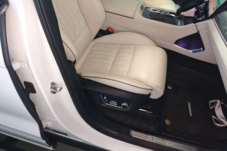 Used Lynk & Co 09 2021 2.0T Ultra 7-Seater Right Front Seat