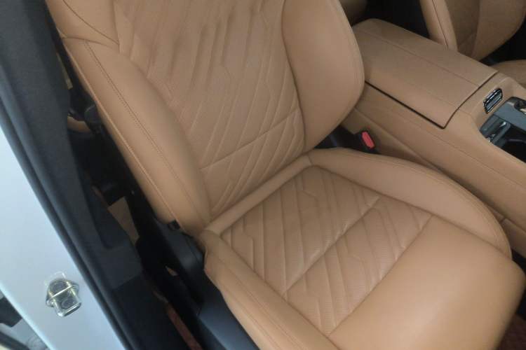Used Lynk & Co 09 2021 2.0T Halo Six-Seater Right Front Seat