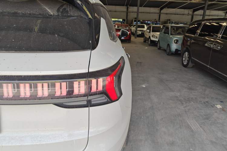 Used Lynk & Co 09 2021 2.0T Halo Six-Seater Right Rear Taillight