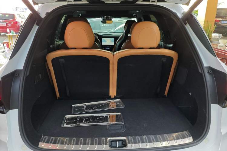 Used Lynk & Co 09 2021 2.0T Halo Six-Seater Trunk