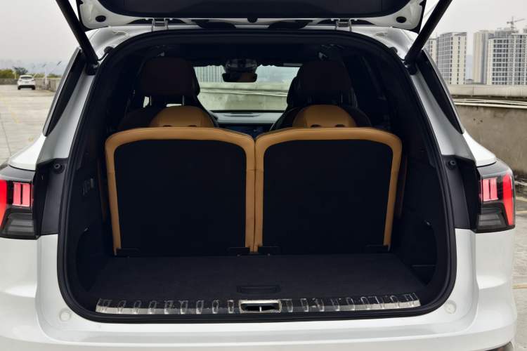 Used Lynk & Co 09 2021 2.0T Halo Six-Seater Trunk