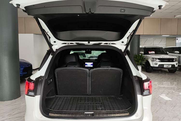 Used Lynk & Co 09 2021 2.0T Halo Six-Seater Trunk