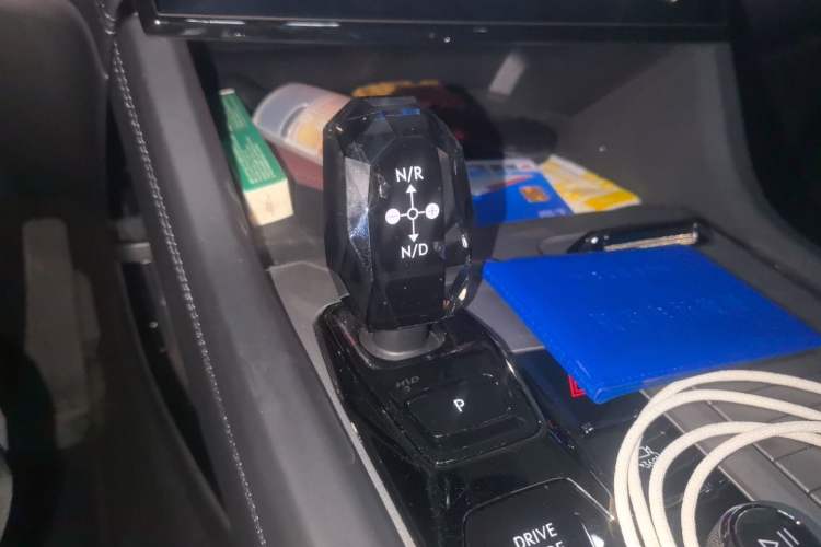 Used Lynk & Co 09 2021 2.0T Halo Six-Seater Gear Lever