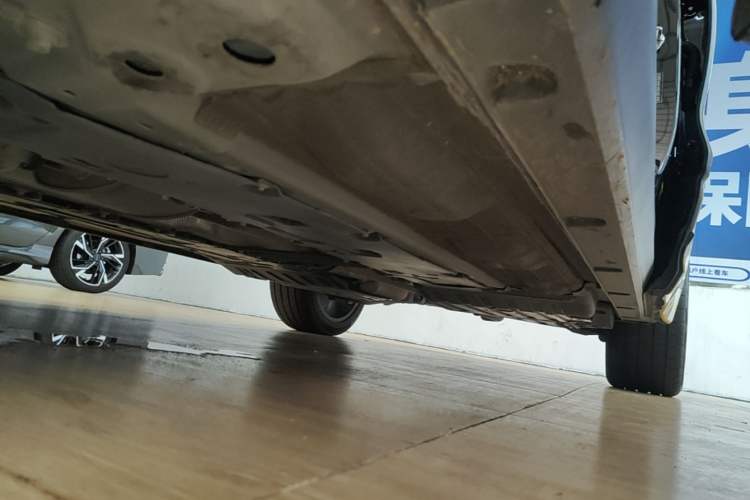 Used Lynk & Co 09 2021 2.0T Halo Six-Seater Left Side Sill