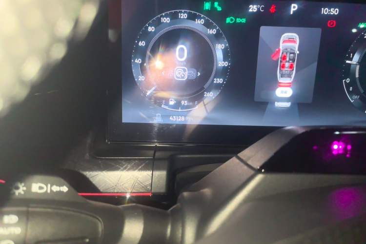 Used Lynk & Co 09 2021 2.0T Halo Six-Seater Odometer Close Up