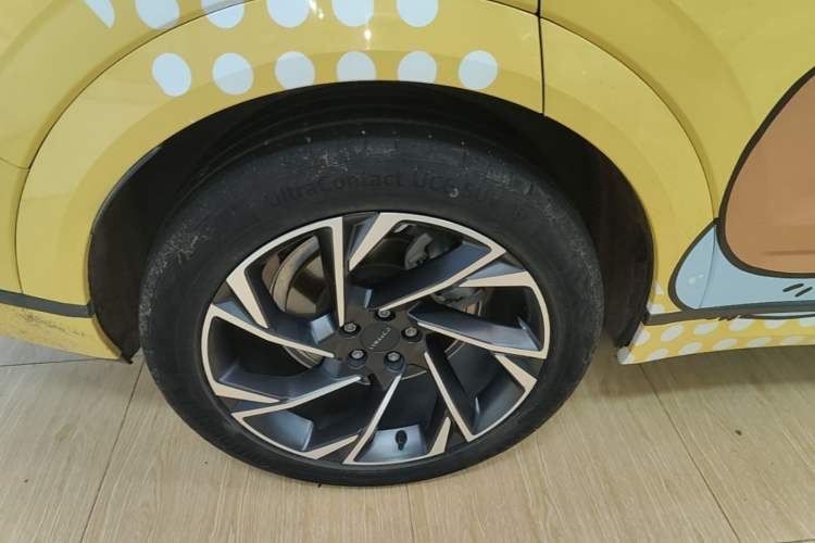 Used Lynk & Co 09 2021 2.0T Halo Six-Seater Right Rear Wheel Hub