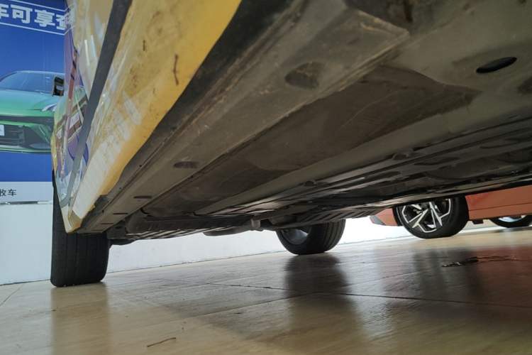 Used Lynk & Co 09 2021 2.0T Halo Six-Seater Right Side Sill