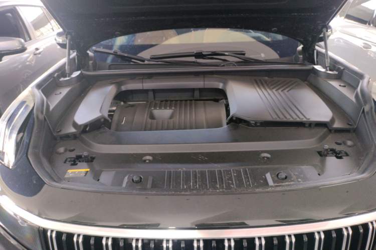 Used Lynk & Co 09 2024 2.0T Four-Wheel Drive Sport Edition Five Seats Engine Bay
