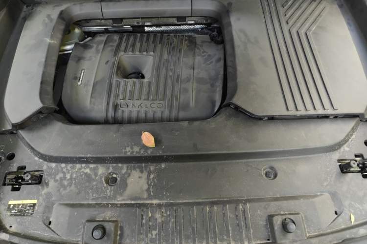 Used Lynk & Co 09 2024 2.0T Four-Wheel Drive Sport Edition Five Seats Engine Bay