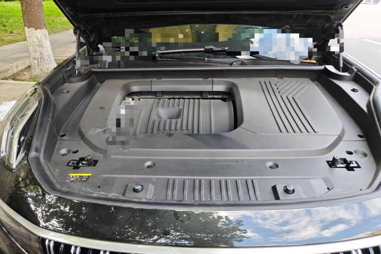 Used Lynk & Co 09 2024 2.0T Four-Wheel Drive Sport Edition Five Seats Engine Bay
