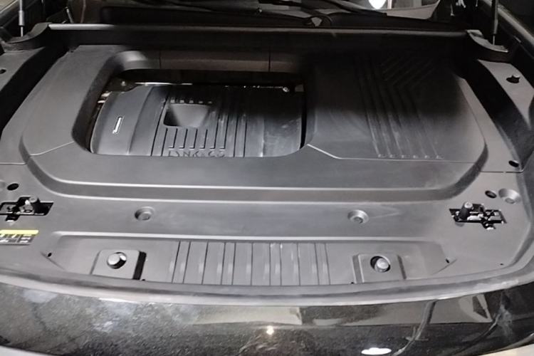 Used Lynk & Co 09 2024 2.0T Four-Wheel Drive Sport Edition Five Seats Engine Bay