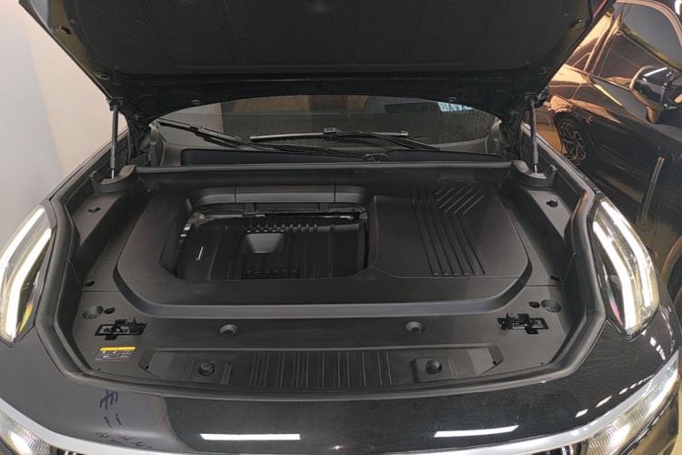 Used Lynk & Co 09 2024 2.0T Four-Wheel Drive Sport Edition Five Seats Engine Bay