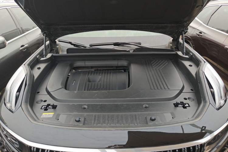 Used Lynk & Co 09 2024 2.0T Four-Wheel Drive Sport Edition Five Seats Engine Bay