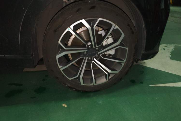 Used Lynk & Co 09 2024 2.0T Four-Wheel Drive Sport Edition Five Seats Right Front Wheel Hub