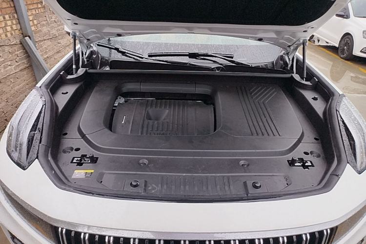 Used Lynk & Co 09 2024 2.0T Four-Wheel Drive Sport Edition Five Seats Engine Bay