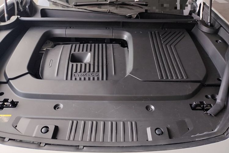 Used Lynk & Co 09 2024 2.0T Four-Wheel Drive Sport Edition Five Seats Engine Bay