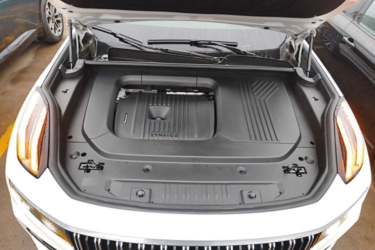 Used Lynk & Co 09 2024 2.0T Four-Wheel Drive Sport Edition Five Seats Engine Bay