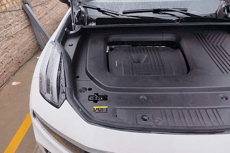 Used Lynk & Co 09 2024 2.0T Four-Wheel Drive Sport Edition Five Seats Engine Bay Right