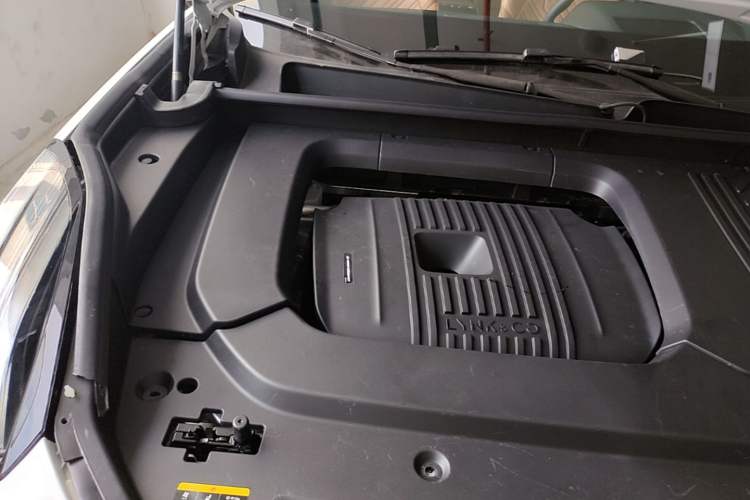 Used Lynk & Co 09 2024 2.0T Four-Wheel Drive Sport Edition Five Seats Engine Bay Right