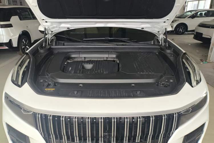 Used Lynk & Co 09 2024 2.0T Four-Wheel Drive Sport Edition Five Seats Engine Bay