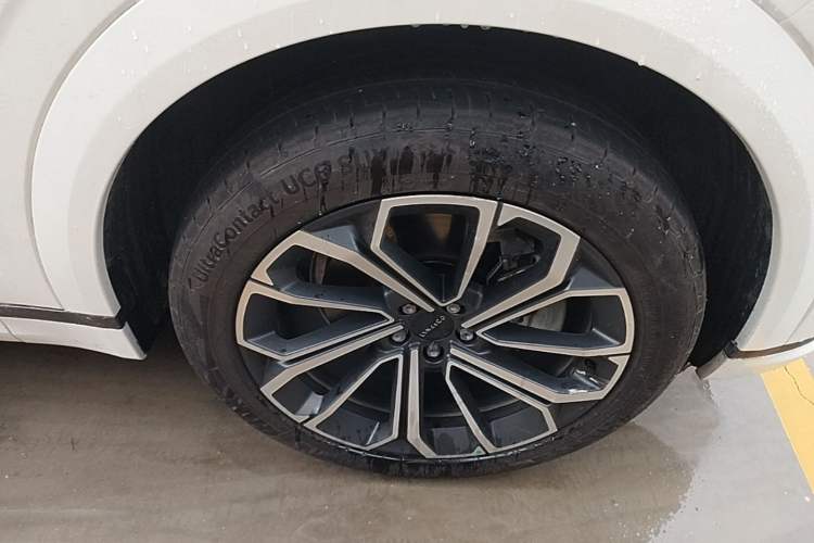 Used Lynk & Co 09 2024 2.0T Four-Wheel Drive Sport Edition Five Seats Right Front Wheel Hub