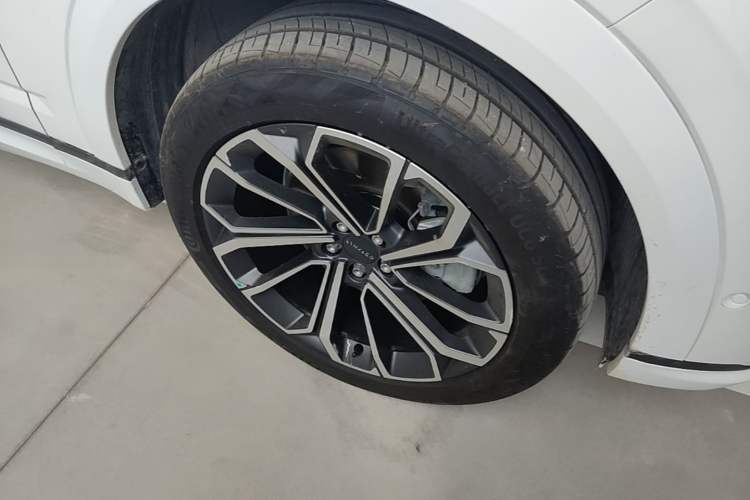 Used Lynk & Co 09 2024 2.0T Four-Wheel Drive Sport Edition Five Seats Right Front Wheel Hub