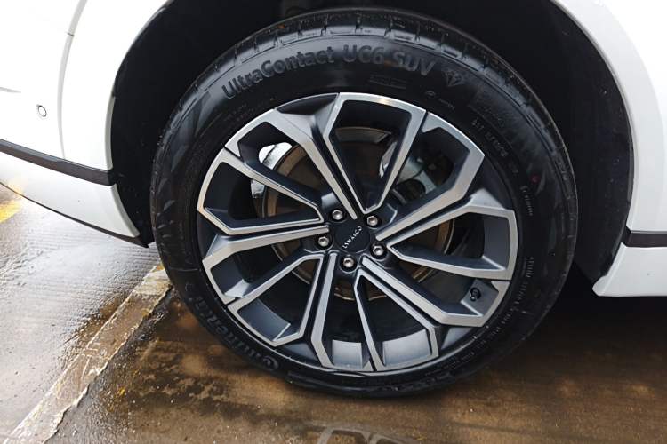 Used Lynk & Co 09 2024 2.0T Four-Wheel Drive Sport Edition Five Seats Right Rear Wheel Hub