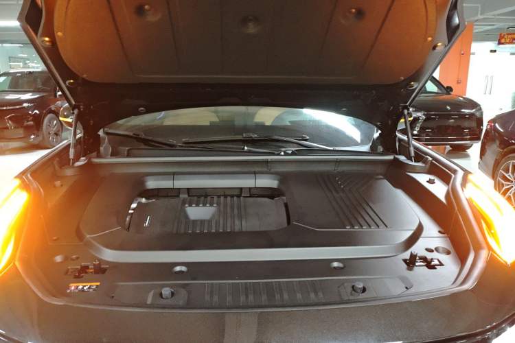 Used Lynk & Co 09 EM-P 2025 2.0TD EM-P Four-Wheel Drive Max Five Seats Engine Bay