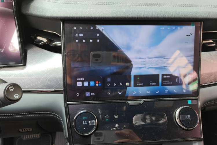 Used Lynk & Co 09 EM-P 2021 2.0T PHEV Halo Six-Seater Audio And AC Panel
