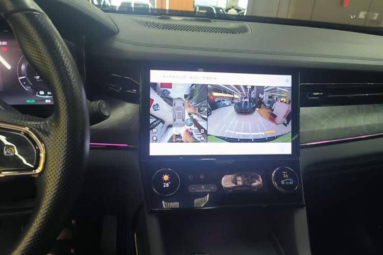 Used Lynk & Co 09 EM-P 2021 2.0T PHEV Halo Six-Seater Audio And AC Panel